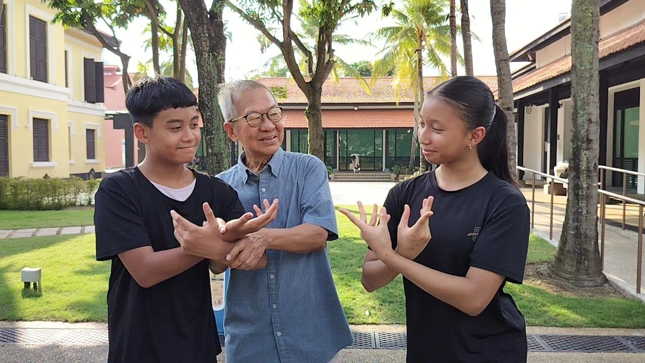 马来文化馆演员排练改编自印度史诗《罗摩衍那》的《魔林传奇》。图中为13岁的Aitan（左）和14岁的Tyara（右），中为编导蔡曙鹏。（受访者提供）