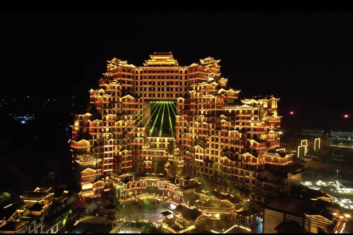 自费项目如夜间观览张家界七十二奇楼，能满足不同旅客的兴趣与偏好。（中欧航旅提供）