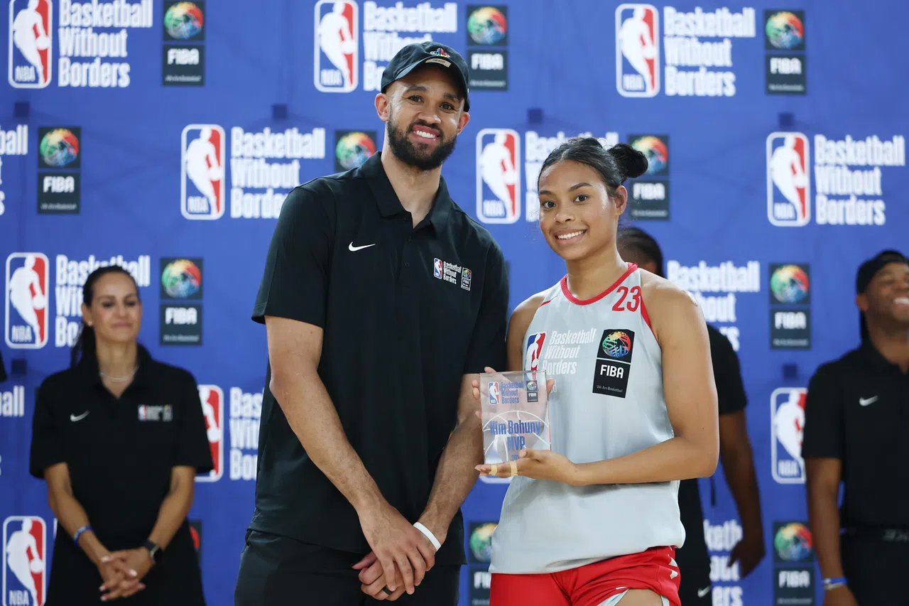 来自澳大利亚的塔琳·邦德（右）发挥出色，荣获女子组MVP。凯尔特人后卫怀特（左）为她颁奖。（BWB Asia提供）