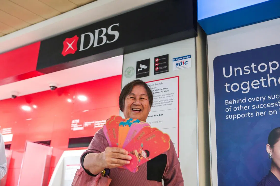 李玉兰（71岁）和丈夫清晨6时15分就到大巴窑中心的星展银行排队，但也只能排第三位。（刘志诚摄）