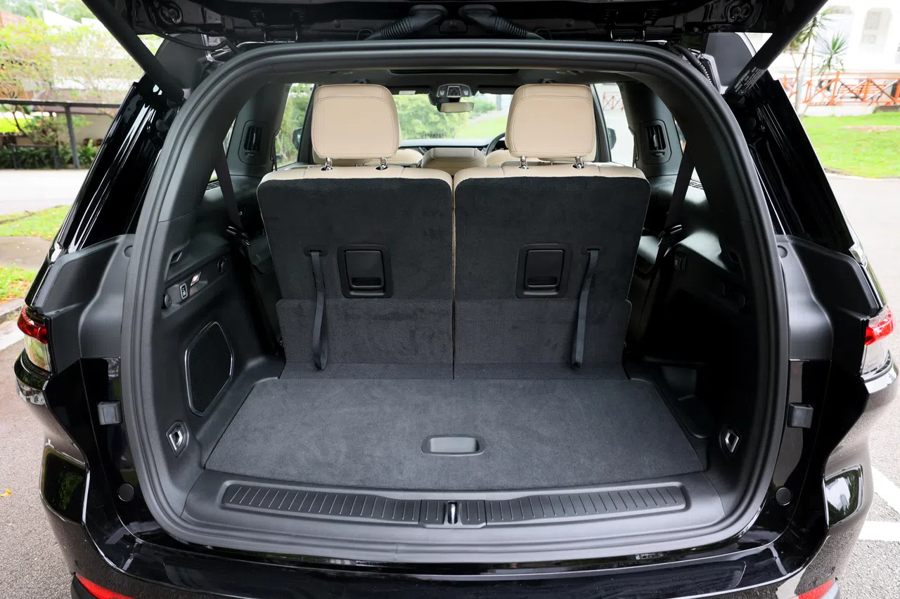 后车厢很大，若三排座椅椅背都竖起，载物空间为487公升。（龙国雄摄）