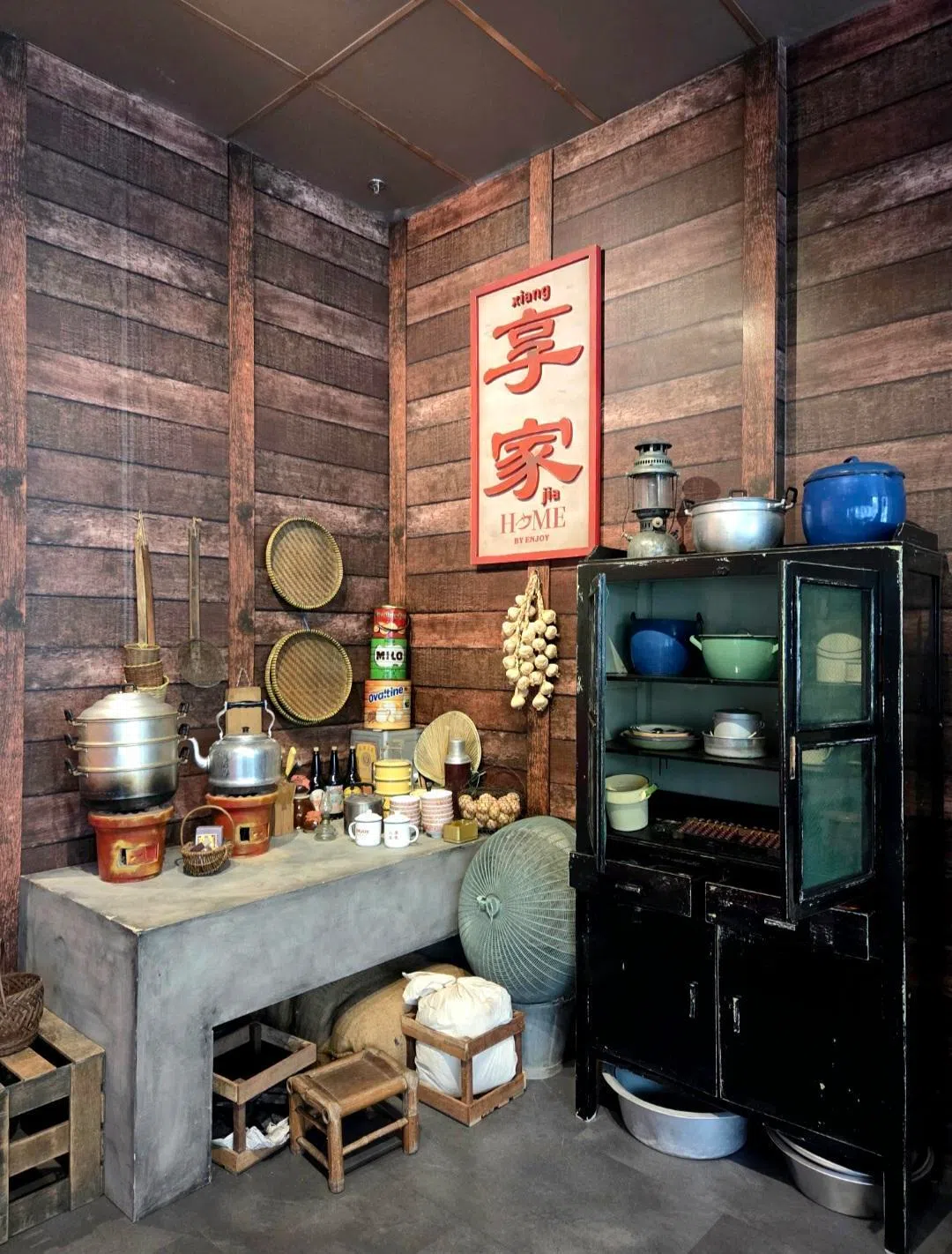 “享家”店内摆放着梁志强执导电影用的道具，供食客拍照打卡。（陈爱薇摄）