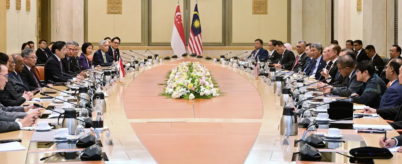新加坡和马来西亚两国代表团在布城首相署开会，会议由我国总理黄循财（左六）和马国首相安华（右五）主持。出席的我国政要包括：交通部长兼财政部第二部长徐芳达（左二起，被遮挡）、社会及家庭发展部长兼卫生部第二部长马善高、内政部长兼律政部长尚穆根、副总理兼贸工部长颜金勇、外交部长维文医生、教育部长陈振声，及外交部兼国家发展部高级政务部长沈颖。马方部长包括：高等教育部长赞比里（右一起）、首相署（法律及体制改革）部长阿莎丽娜、内政部长赛夫丁、砂拉越总理阿邦佐哈里、副首相法迪拉、外交部长莫哈末哈山、经济部长拉菲兹、投资、贸易及工业部长东姑赛夫鲁，及天然资源及环境永续部长聂纳兹米。（海峡时报）