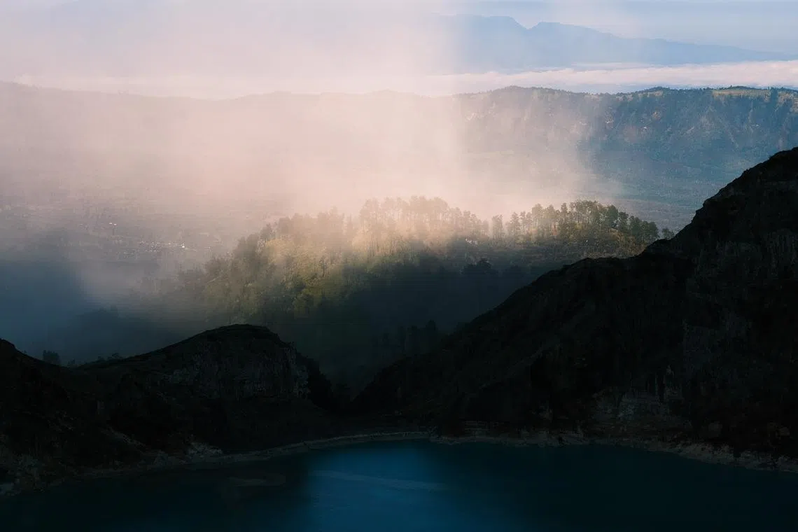 葱郁的森林覆盖了邻近的山峰。（钟俊鸿摄）