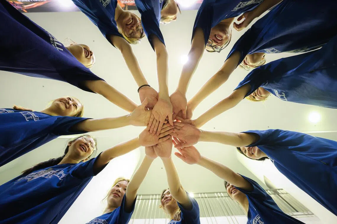 新加坡理工学院巧固球女子队在比赛开始前，围成一圈加油打气。（游甯稀摄）