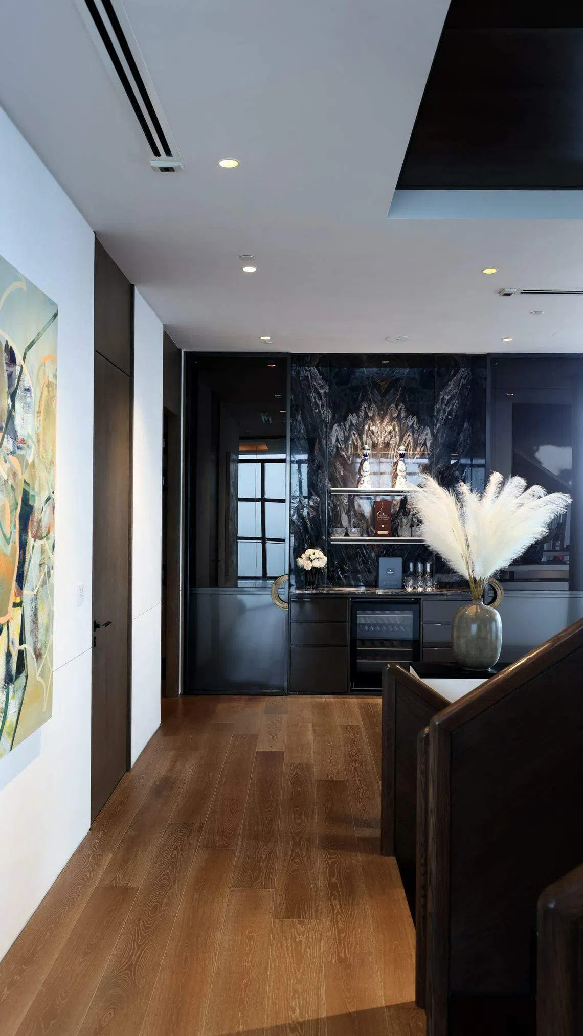 别墅里所张挂的画作呈现有机、抽象和素色主题，与景观和室内相得益彰。（龙国雄摄）