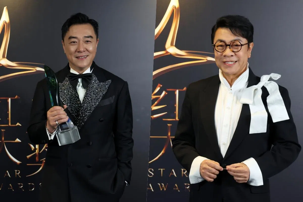 郭亮（左）今年从蔡康永手中接过最佳综艺及资讯节目主持人奖项。（郑一鸣摄）