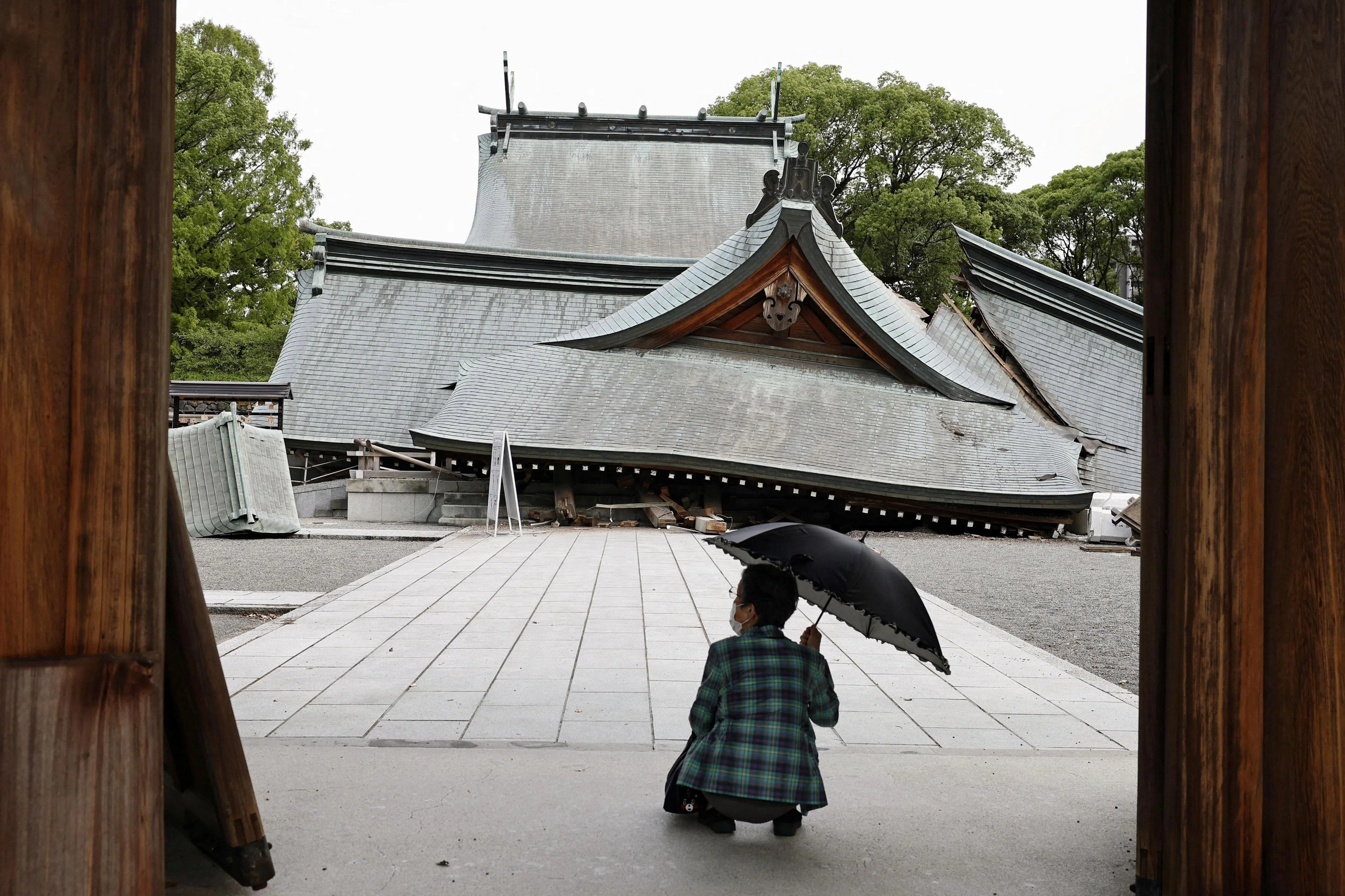 位于日本熊本县八代市的八代神社在7月28日7.1级强震中坍塌。（路透社）