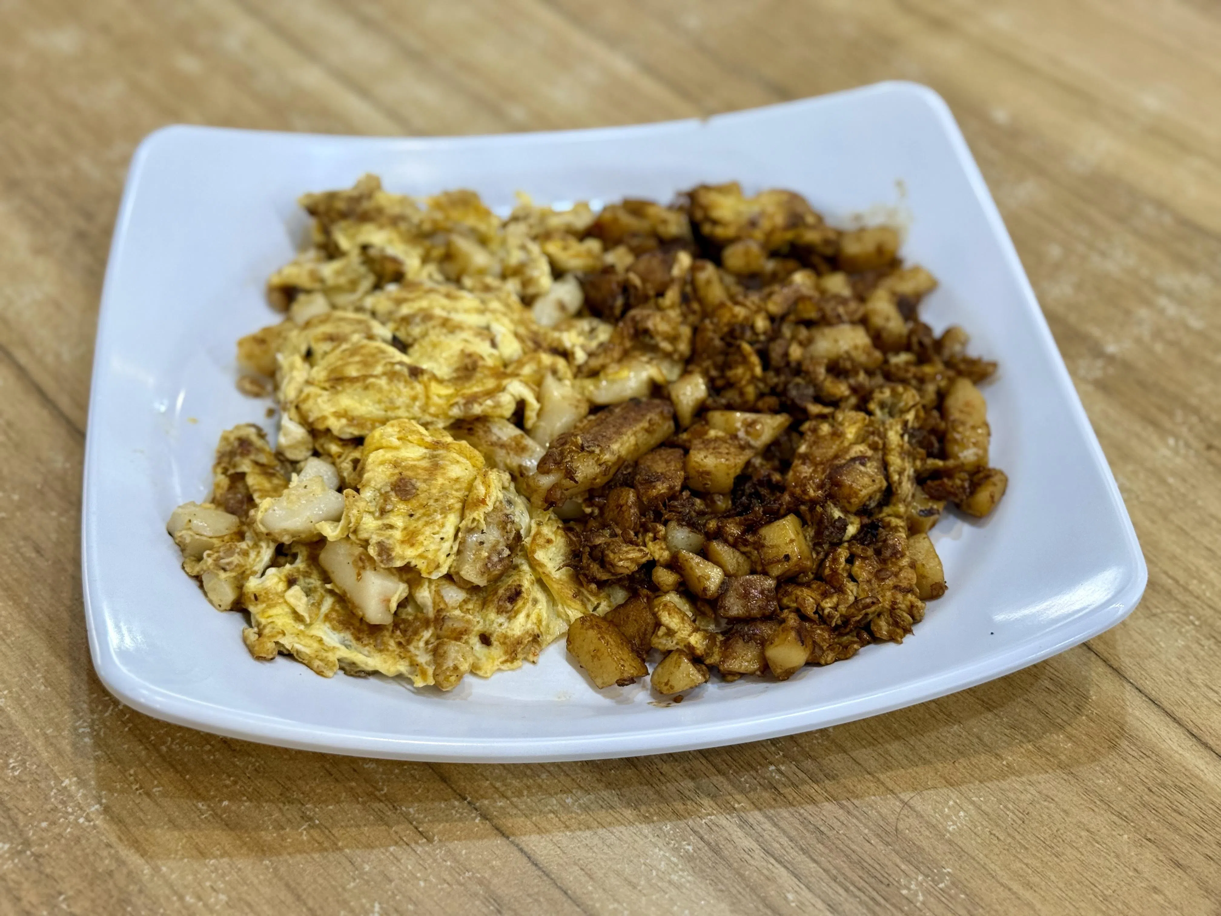 炒鸳鸯菜头粿，一次品尝黑白两种风味。（叶晓虹摄）