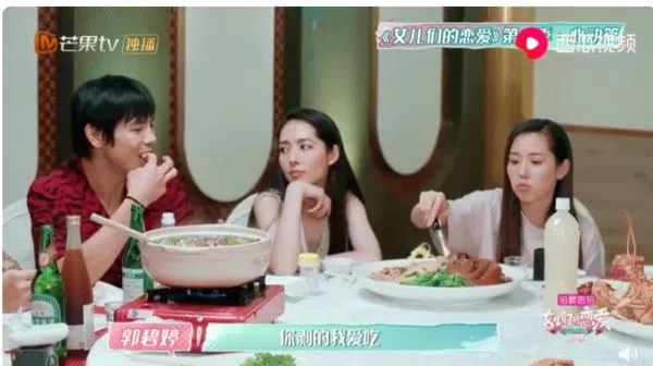 向佐（左起）和郭碧婷携手参加《女儿们的恋爱》，亲耳听到她说不爱吃虾。（视频截图）