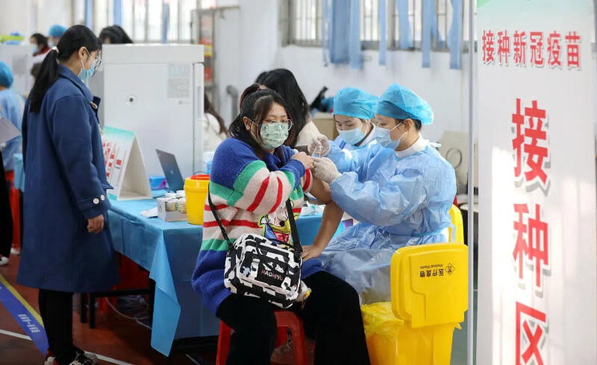 安徽农业大学学生3月3日在校园疫苗接种点接种疫苗（中新社）。