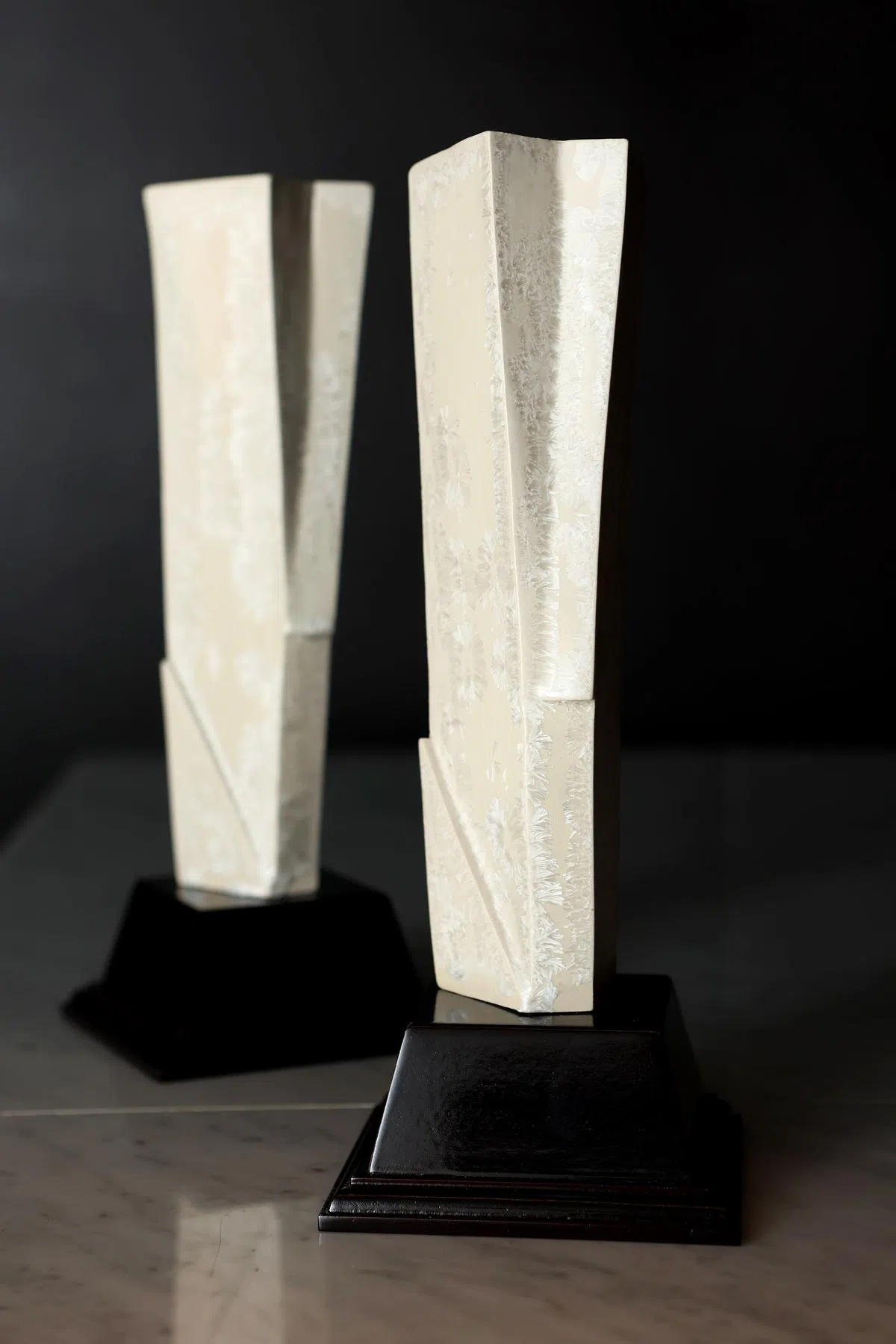 本地艺术家林荣华设计的新加坡文学奖奖杯，灵感来自中国传统的供石。（龙国雄摄）