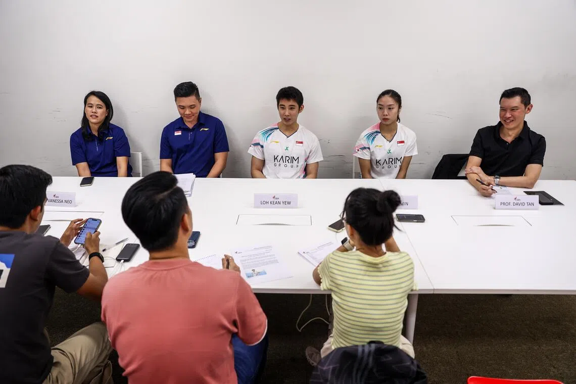 在星期四的记者会上，我国羽总总裁胡凯威（上排左二）说，羽总在本届东运会的目标是四枚奖牌。（白艳琳摄）