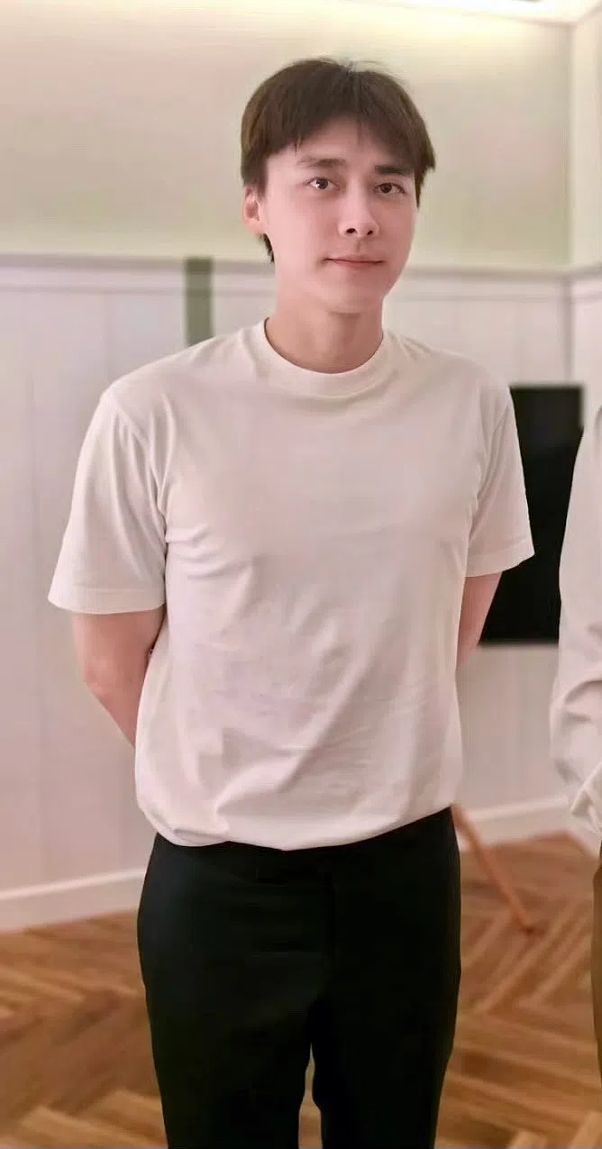 有几名网友11月初相继上传跟李易峰的合照，纷纷赞他状态很好。（互联网）