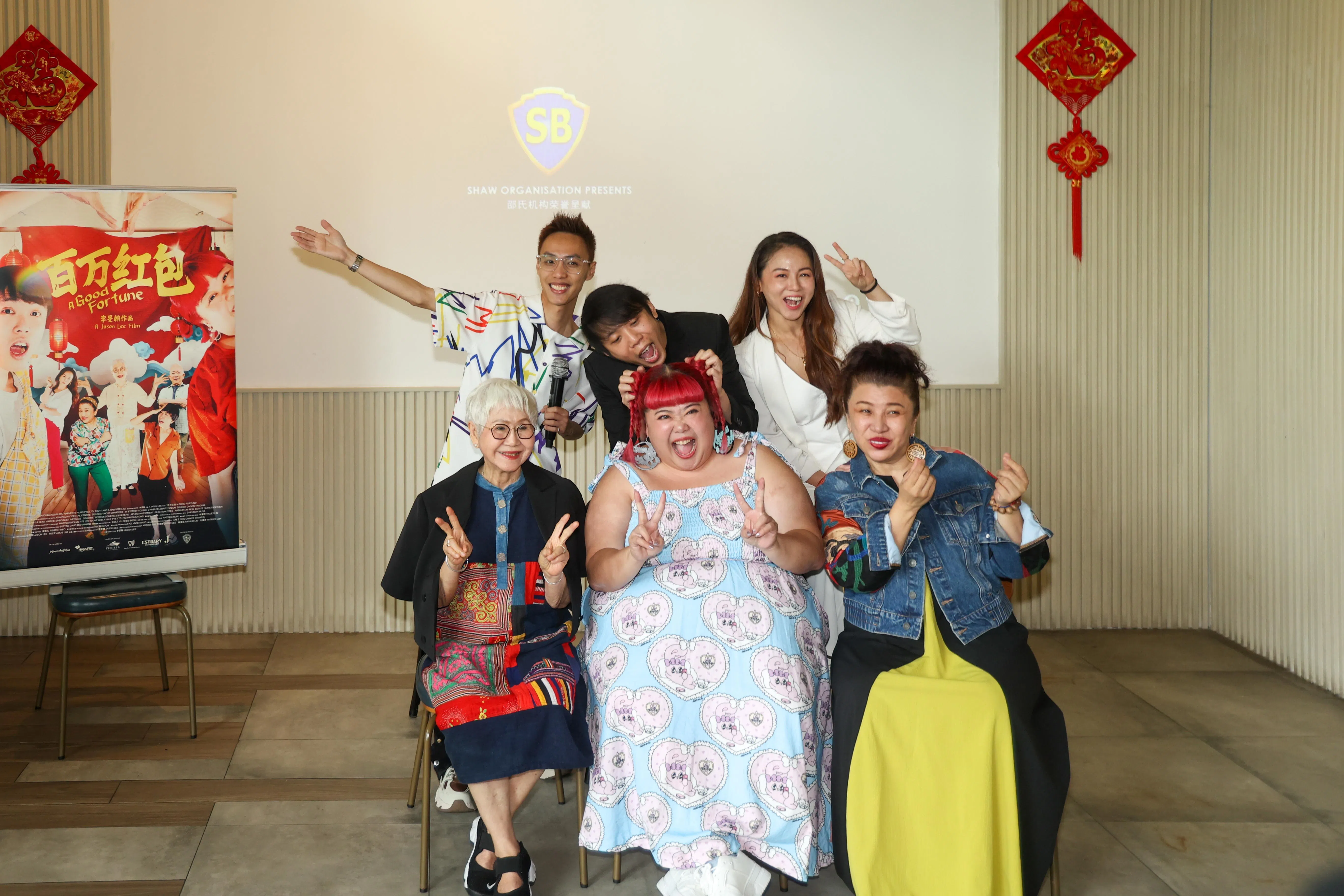 李旻翰（后排左起顺时针）率领演员王伟良、王惠珊、刘玲玲、林茜茜与Taew出席《百万红包》记者会。（吴先邦摄）