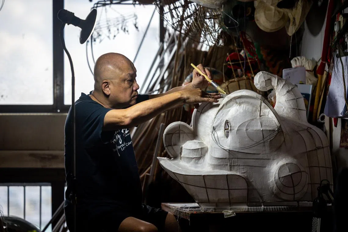 小小工作室里，正在进行人与狮的“对话”。（叶振忠摄）