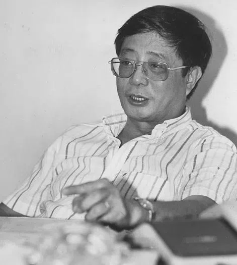 黄溢华1954年进入《南洋商报》担任记者，1956年加入《星洲日报》，在那里担任过记者、采访主任、总编辑、总经理等职。（海峡时报）