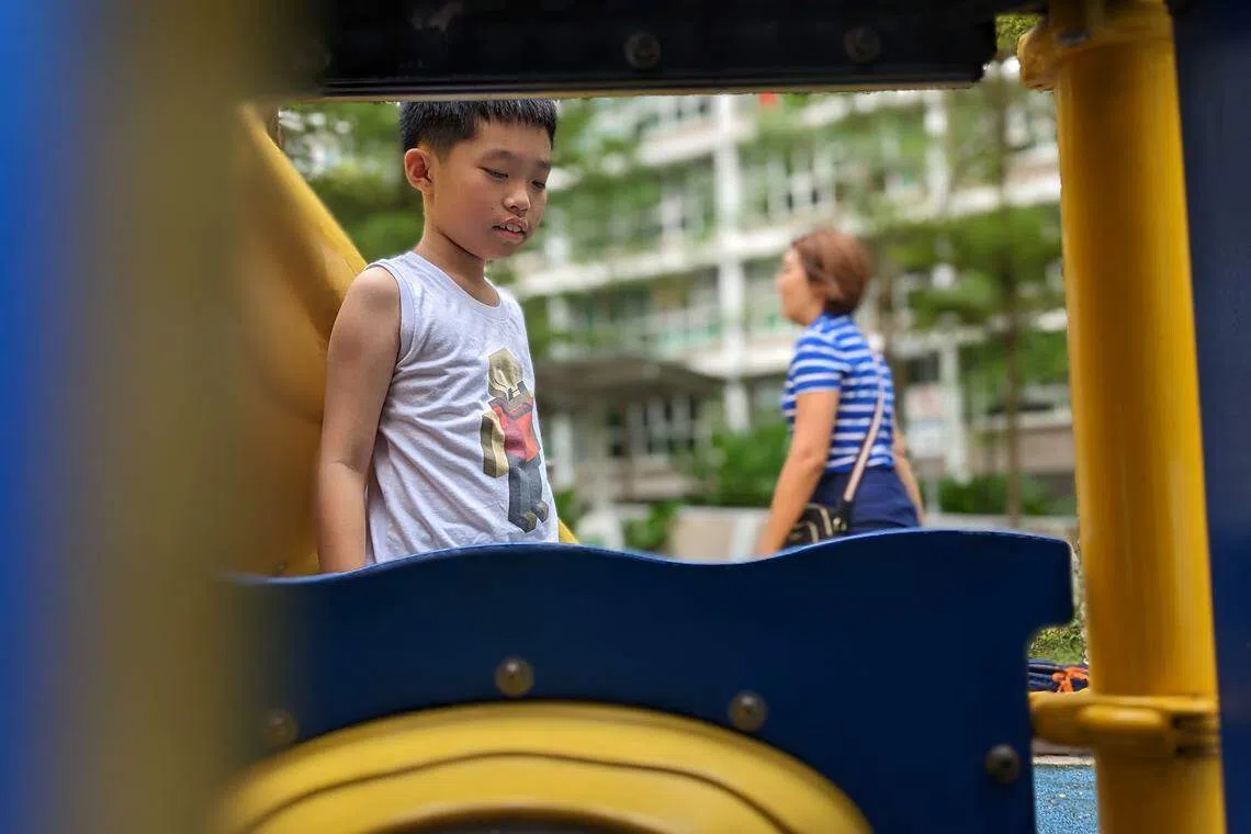 采访队随郭美冰带着两个儿子到住家附近的游乐场玩，妈妈得一路追着他们跑。图中妈妈正在叫着走远的哥哥蔡纬桓，而弟弟蔡玮桀自顾自地玩。（杨雯婷摄）