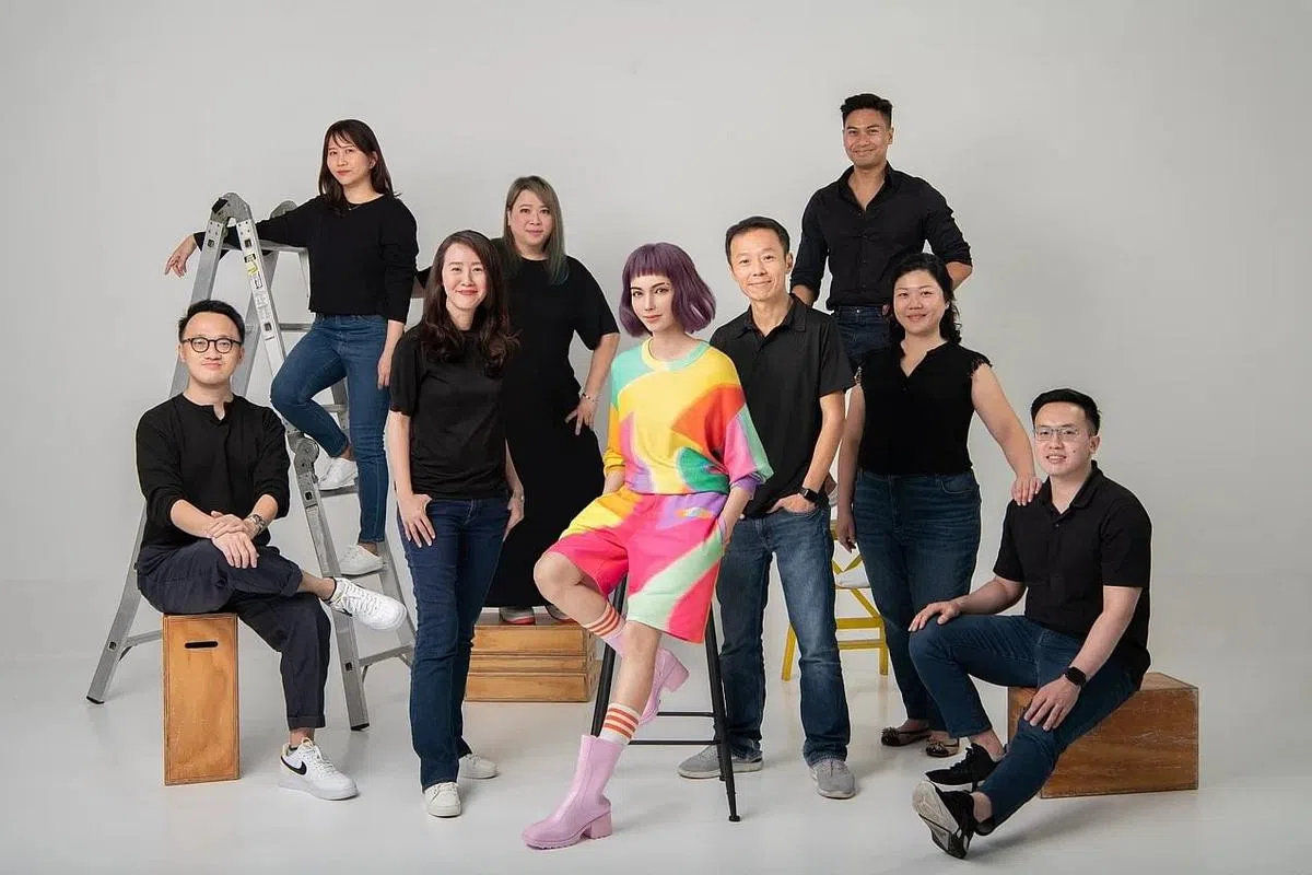 陈美玲（前排左二）和团队在疫情中一起创造蕊。（凯德提供）