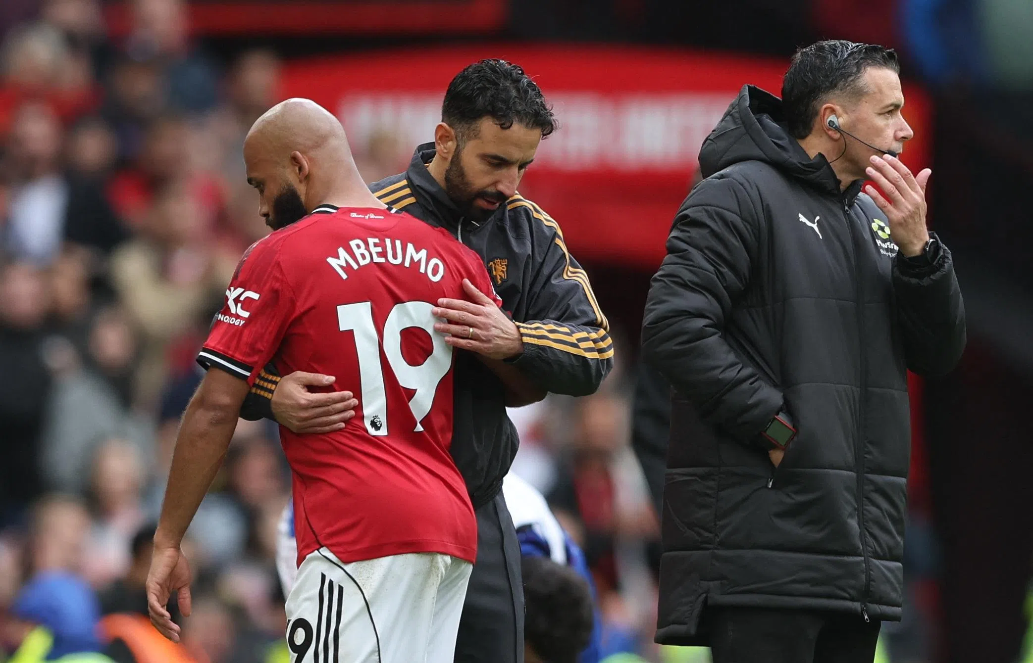 阿莫林（中）的球队在夏季获得价值超过2亿英镑的新援，其中包括从布伦特福德招来的边锋姆伯莫（19号）。（路透社）