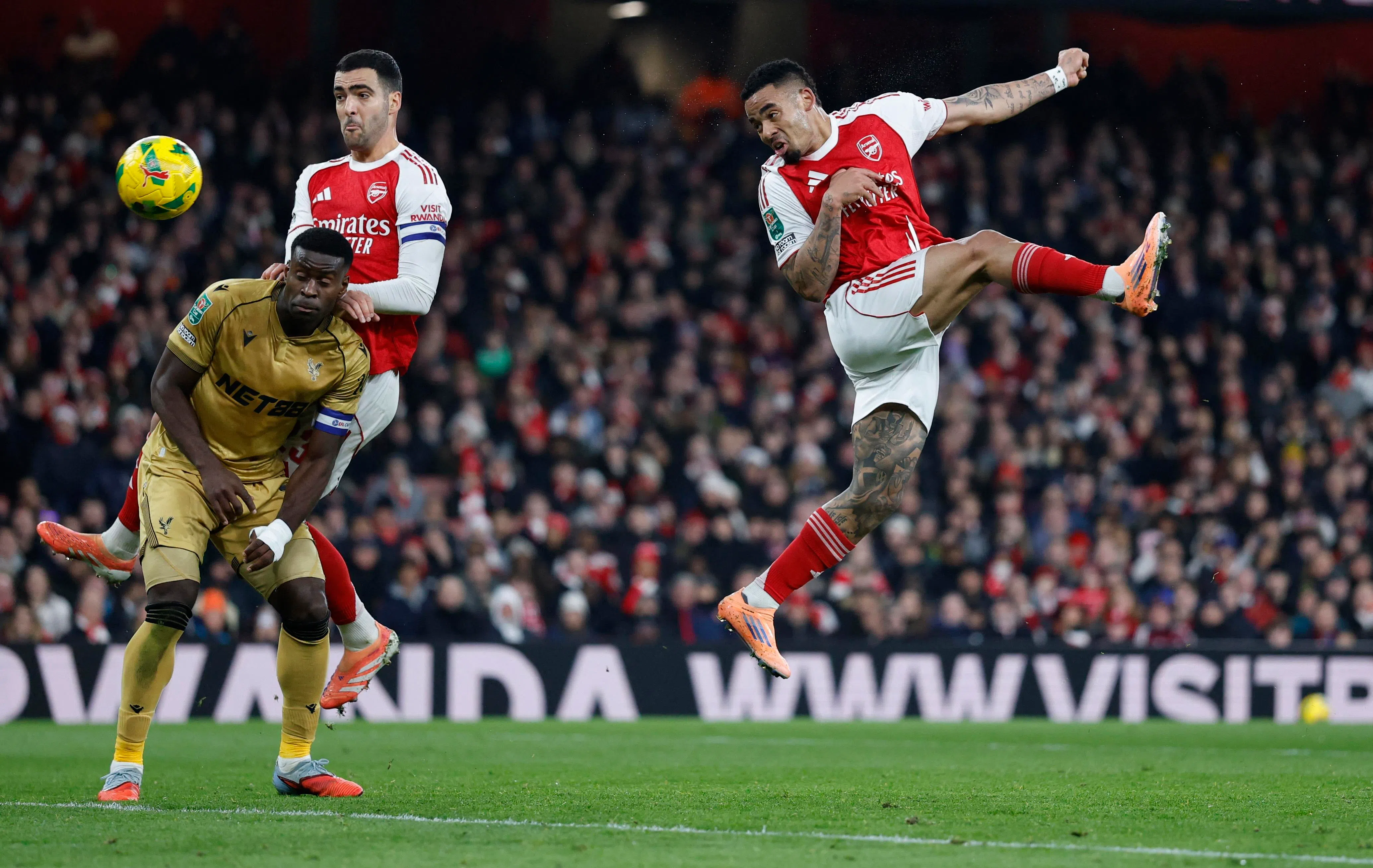 热苏斯（右）迎来重伤后的首次首发，第100次为阿申纳登场。（路透社）