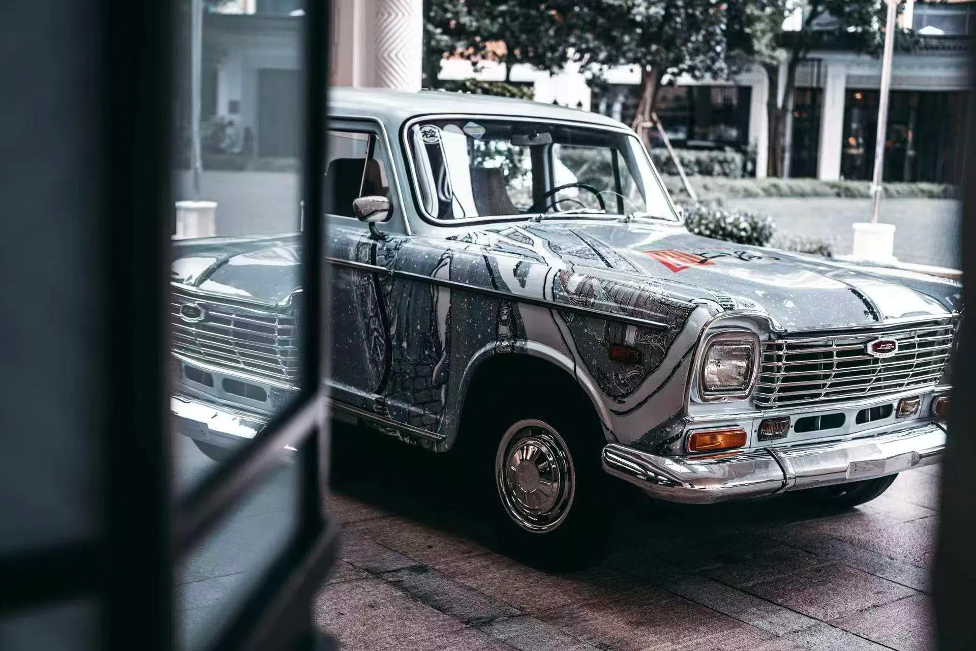 金宇澄描绘上海梧桐马路的画作《理想》出现在“上海牌”老轿车车身。（金宇澄提供）