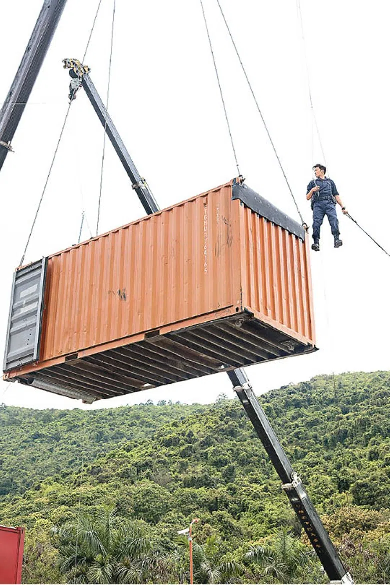 《海关战线》6月6日发布全新花絮片，片中可见谢霆锋被吊到高空中。（互联网）