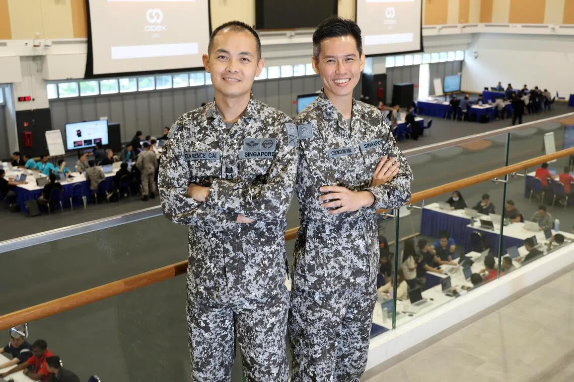 来自国防数码防卫与情报军部队的国防网络指挥部司令蔡格仁上校（左），以及张荣华少校（国民服役）认为，第四届关键基础设施防御演习加强各机构协作，能更好地应对不断演变的网络威胁。（郑一鸣摄）