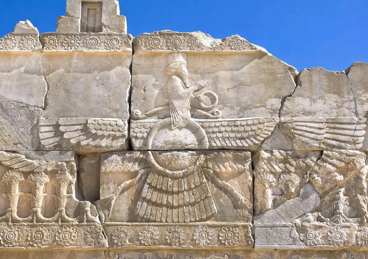 拜火教曾是波斯帝国的国教，至今在伊朗的波斯波利斯残垣，仍有拜火教之神马兹达的雕像。（互联网图）