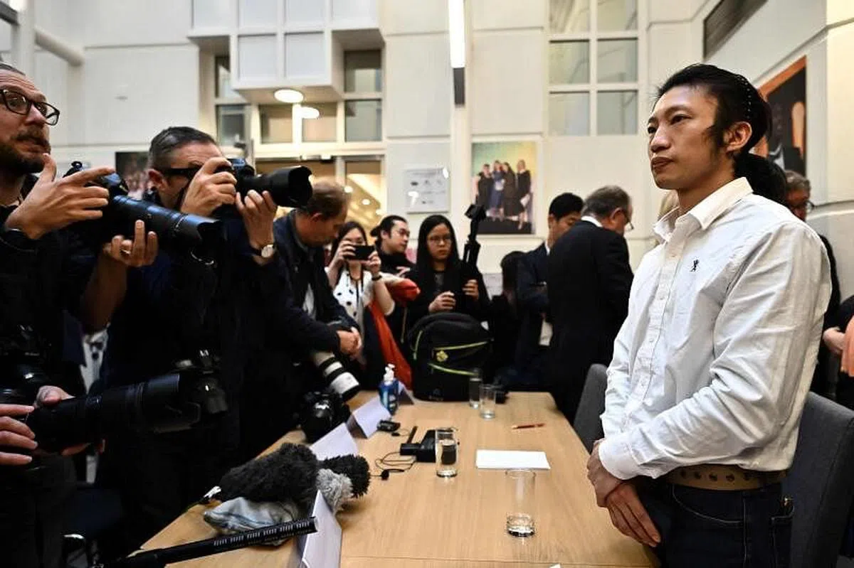 被领馆指控施袭的鲍勃星期三在英国伦敦连同多名英国议员召开记者会，坚称自己从未尝试闯入领事馆，是被拉进去的。（法新社） 