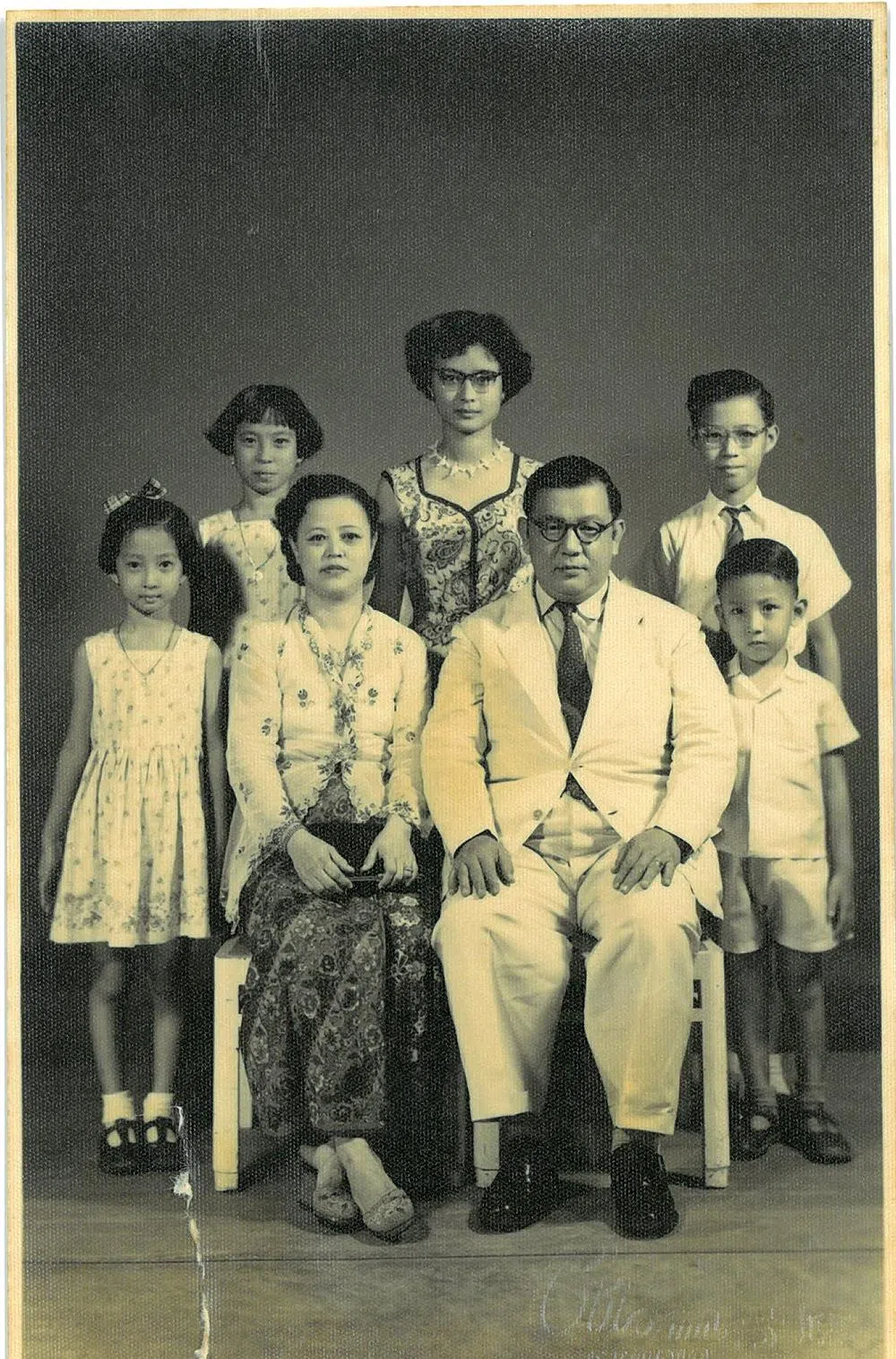 余福金（前排右一）是已故著名慈善家和公益金创办人余炳亮博士（前排右二）的幼子。他跟随父亲的脚步，投身公益事业，延续父亲的精神。（余福金提供）