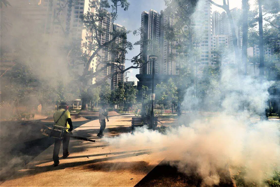 大巴窑1巷是目前骨痛热症的最大黑区，工作人员为该区域进行喷雾。（陈斌勤摄）