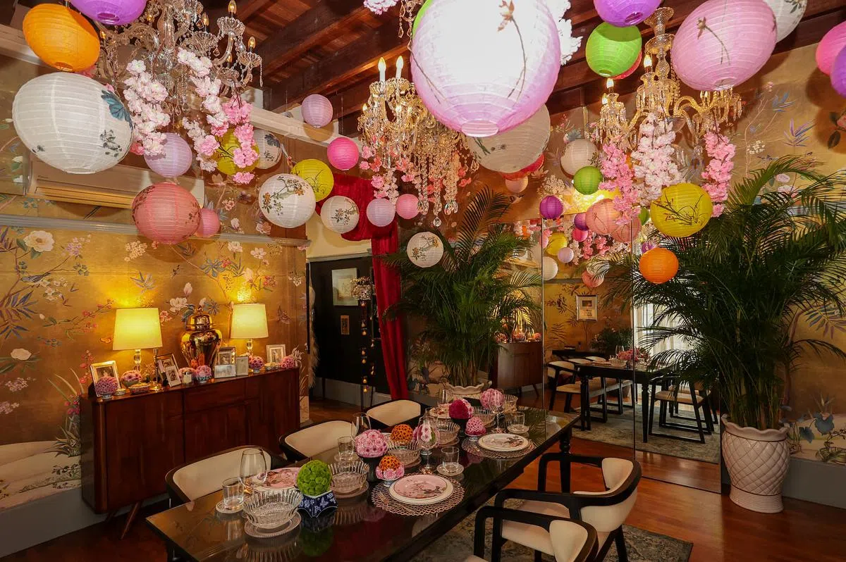 饭厅大餐桌是宴客中心，天花板有五盏大型水晶吊灯，最近配合中秋佳节而挂上灯笼。