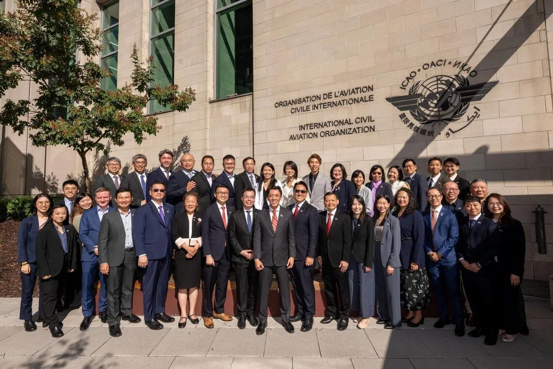 萧振祥（前排右九）在脸书贴文说，这次行程虽长却成果丰硕，新加坡不仅当选国际民航组织理事会成员国，得票还创下新高。（取自萧振祥脸书）