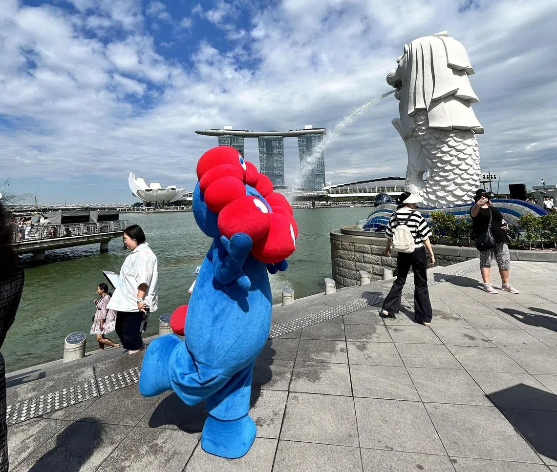 “脉脉”日前在鱼尾狮雕像旁摆出“接水”姿势。（日本国际博览会协会提供）