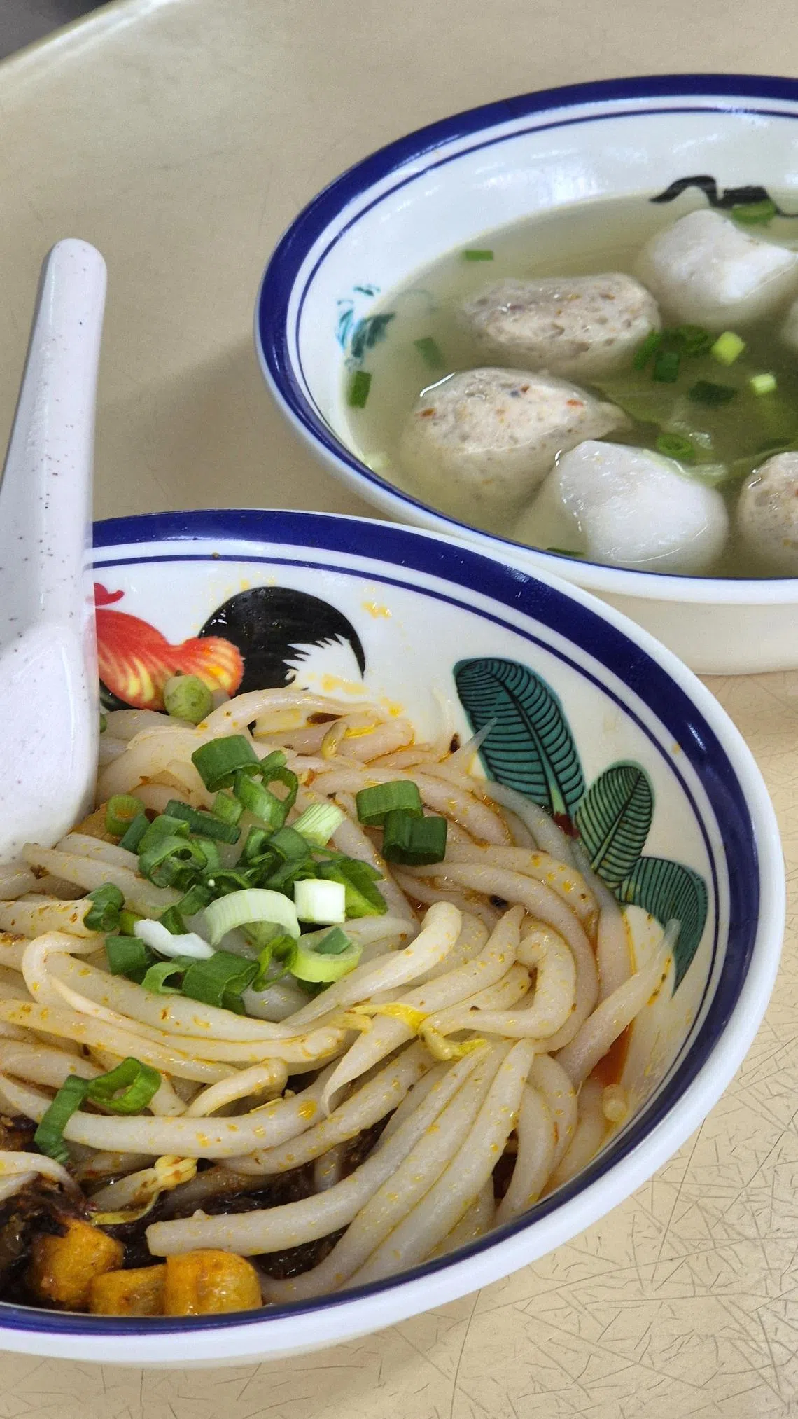 老鼠粉干拌以特制辣椒酱、大量猪油渣和葱油。（陈爱薇摄）