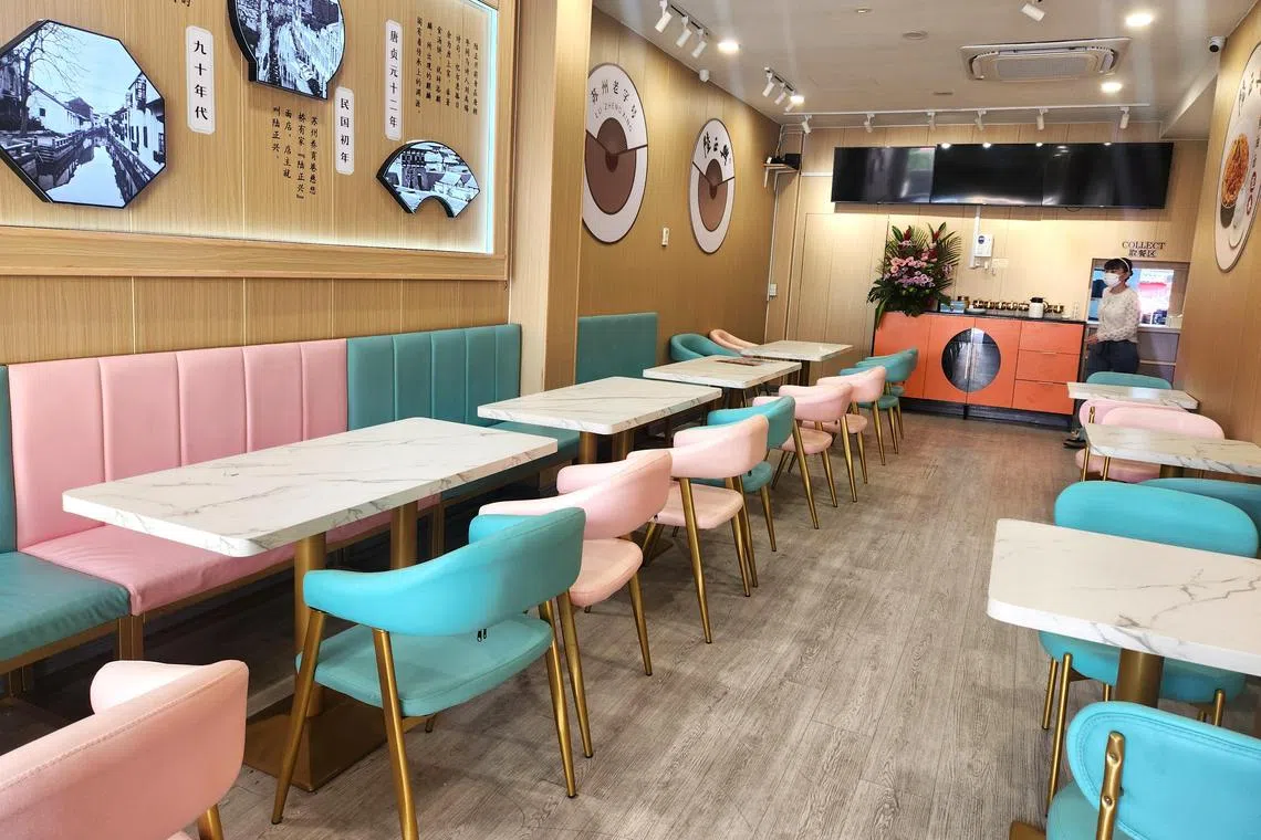 陆正兴苏式面馆店面简约明亮。（陈爱薇摄）