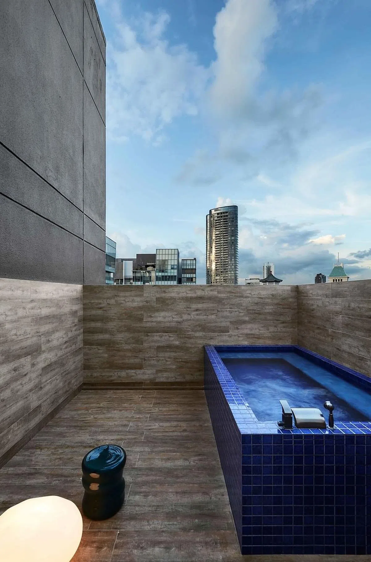 三层楼高的阁楼豪华公寓，有个露天泡澡天台，坐拥乌节路无敌城中景。（Upstairs_提供照片）