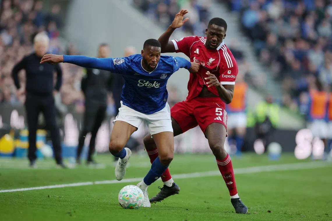 埃弗顿前锋贝托（左）的冲击力一度让红军疲于应付，但他在比赛中后段受伤离场，大大削弱了主队的前场实力。（路透社）