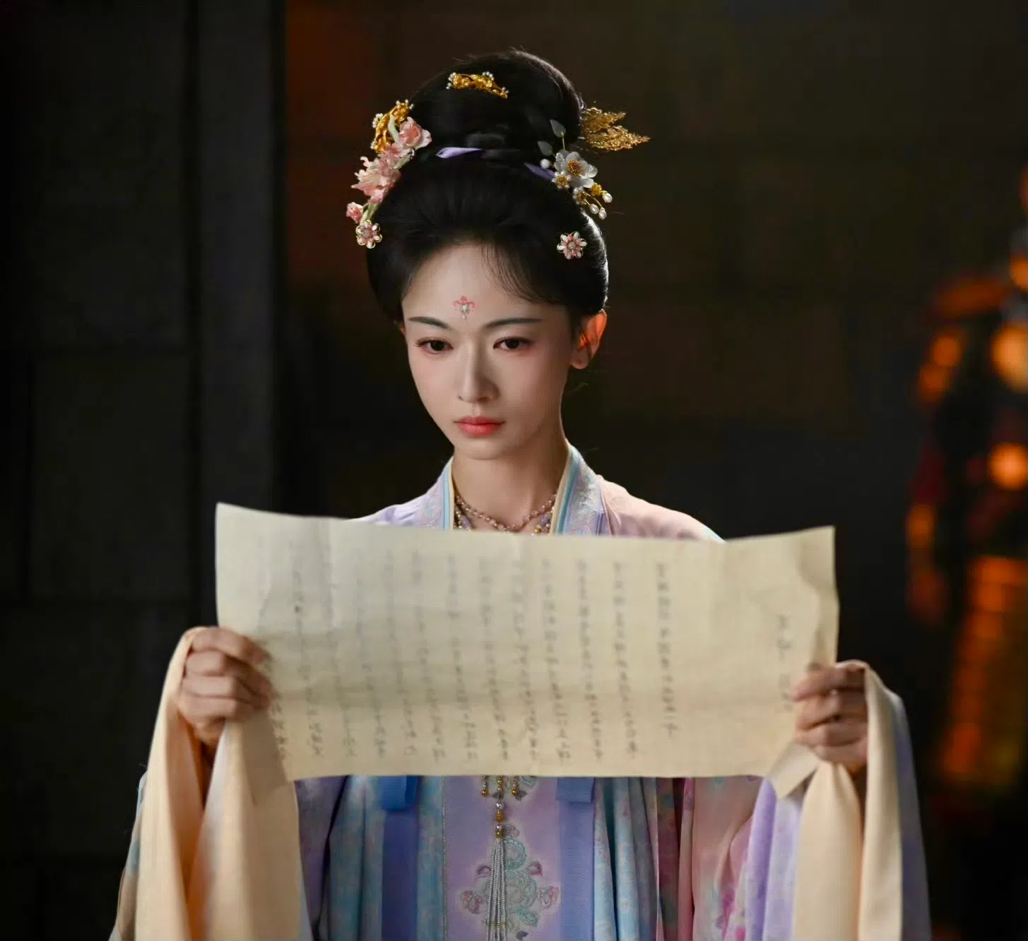 吴谨言在《御廷谣》饰演的孟廷辉凭借才学成为大宁首位三元及第女状元，并入主察闻院。（取自剧集微博）