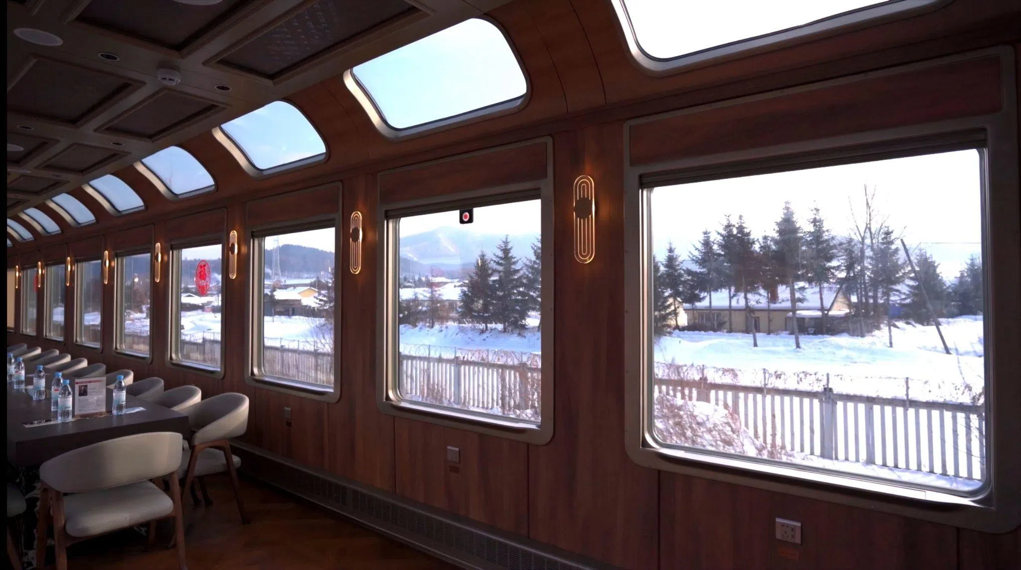 伊春号列车多功能车厢，窗外美景尽入眼帘。（中欧航旅提供）