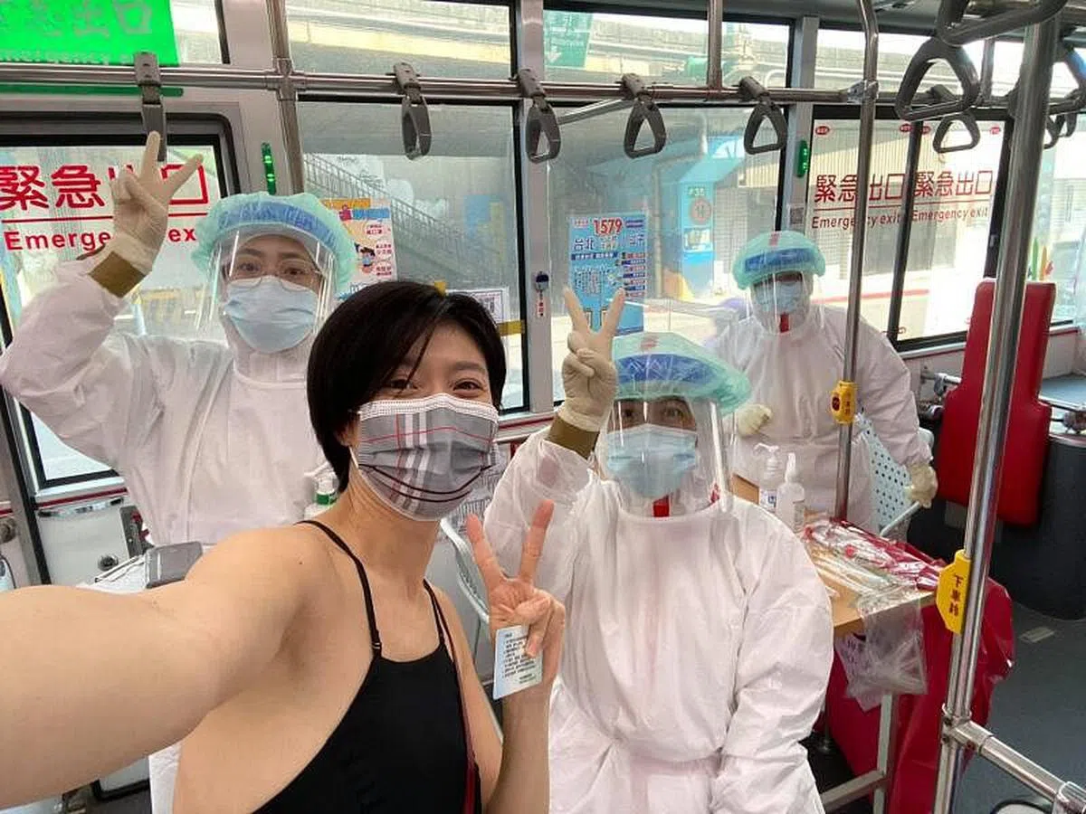 庞蕾馨在隔离饭店门口的检疫巴士上接受检测。（取自面簿） 