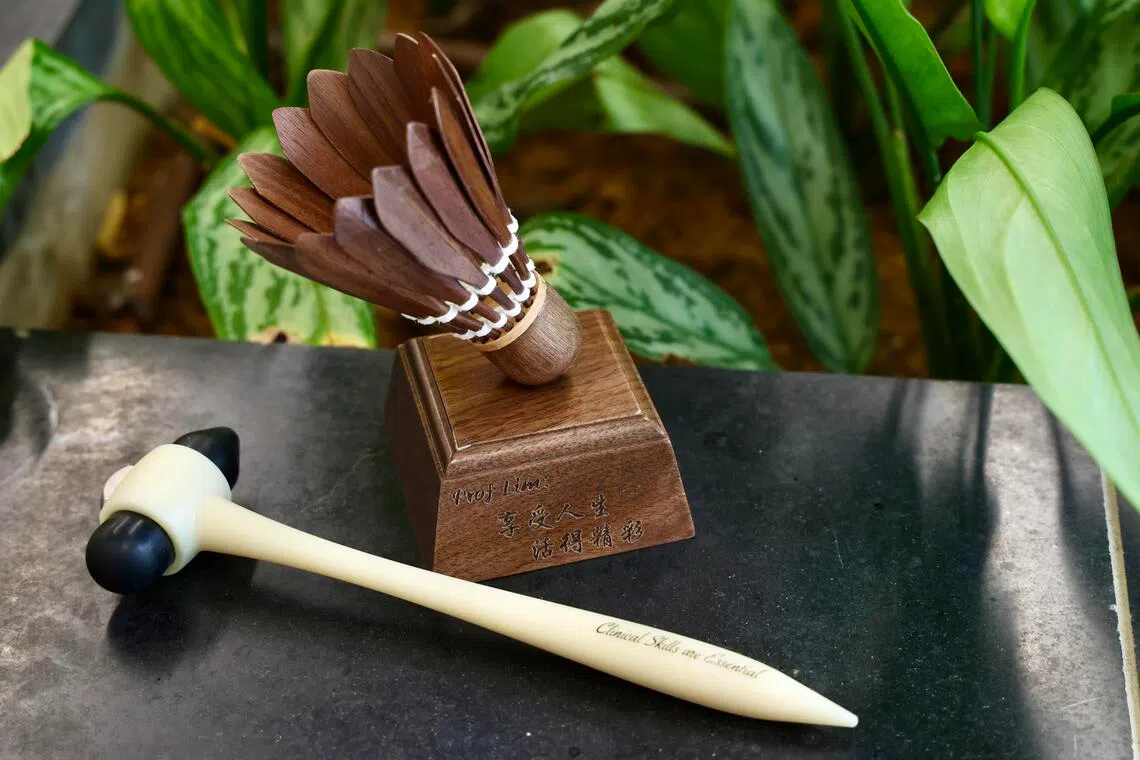 林诗晖是羽毛球高手，从十多岁一直打到六旬。他的学生们知道导师的爱好，特别送了木制羽毛球给他。一旁的叩诊锤，是神经内科医生常用的工具，林诗晖特别定制送给自己的学生。（陈斌勤摄）