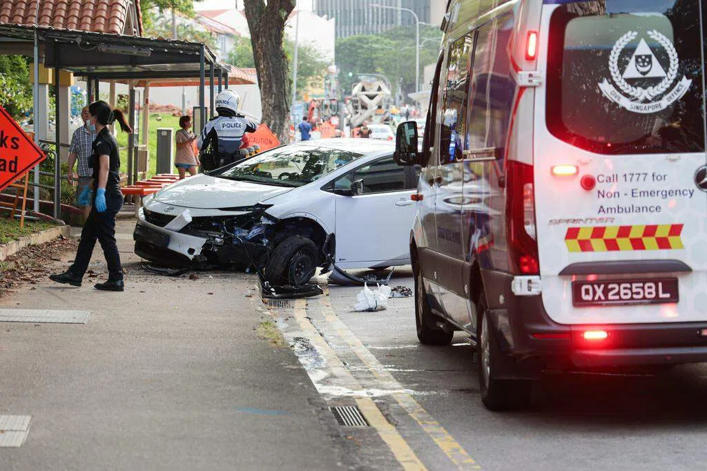 疑打滑撞上巴士站路缘 两男受轻伤