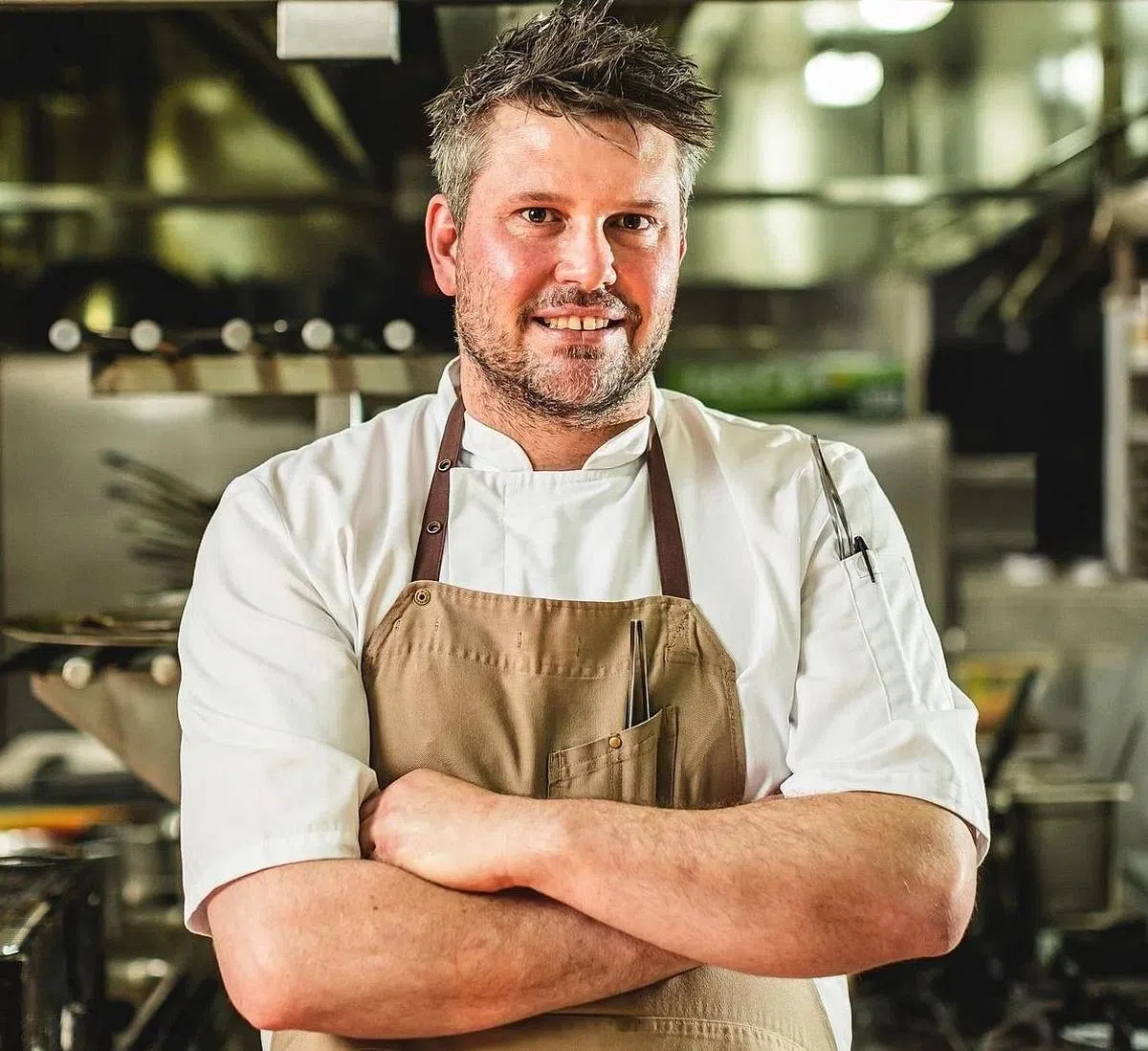 LeVeL33行政总厨杰克·科瓦莱夫斯基（Jake Kowalewski）这个春节第二度为餐馆创制鱼生。（餐馆提供）