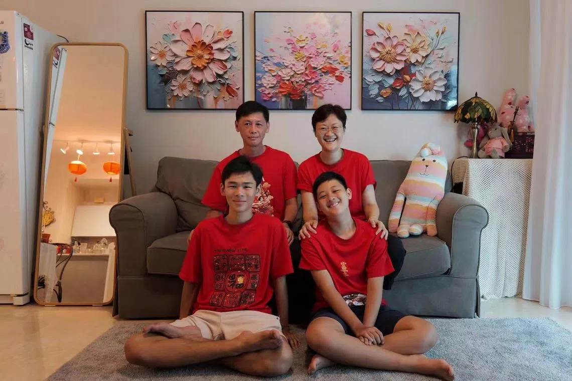 吴政远（前排左）自认是新加坡人，也已经决定18岁时要服兵役。（受访者提供）