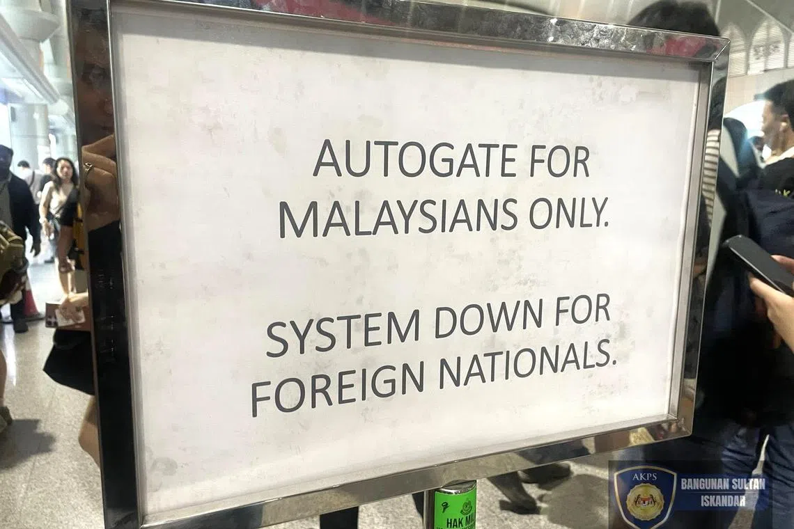 马国的自动通关系统（Autogate）据知从星期五（7月18日）中午起就出现故障，预计超过200个通道受影响，多名外籍旅客被指无法使用系统通关。（取自移民与关卡局脸书）