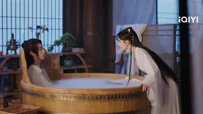 《花戎》里的一幕，鞠婧祎（右）与郭俊辰隔着浴缸相会。（互联网）