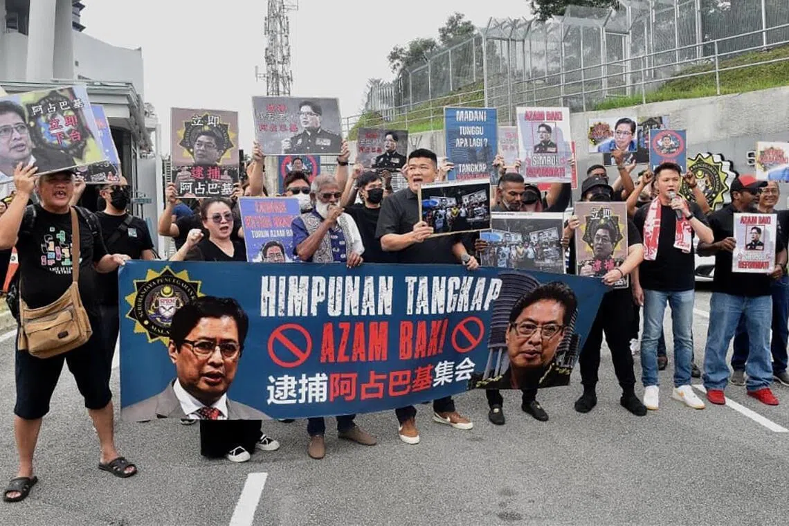 反贪污委员会主席阿占巴基陷入持股争议，但首相安华没有指示他停职以接受调查，引起民众不满。图为部分民众2月底到反贪会总部外示威，要求当局逮捕阿占巴基。（东方日报）