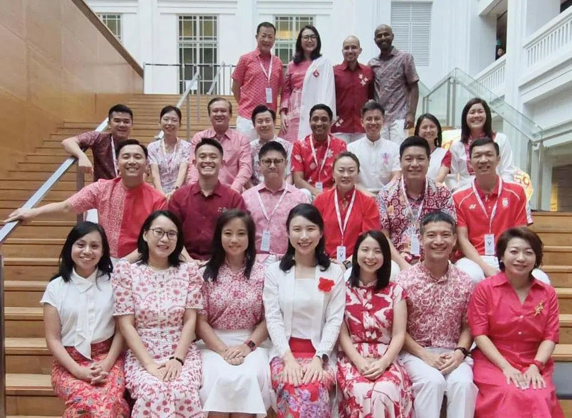 人民行动党25名新议员在国家美术馆等候入场之际合照，当中包括新任政务官刘洁敏（第三排左二）、迪内希（第三排右四）、吴培铭（第二排左一）和吴函燕（第三排右二），以及白沙—樟宜集选区议员李乃怡（第一排左三）等后座议员。 （取自李乃怡脸书）